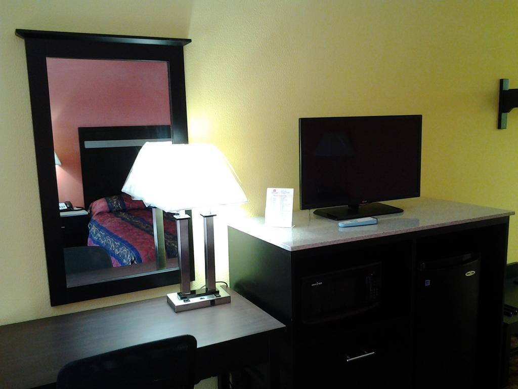 Elkton Lodge Room photo