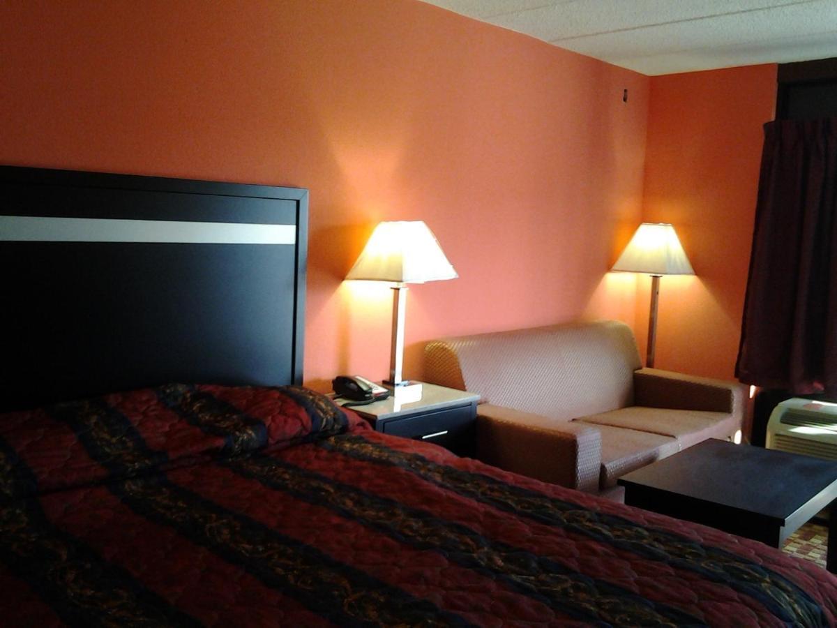 Elkton Lodge Room photo