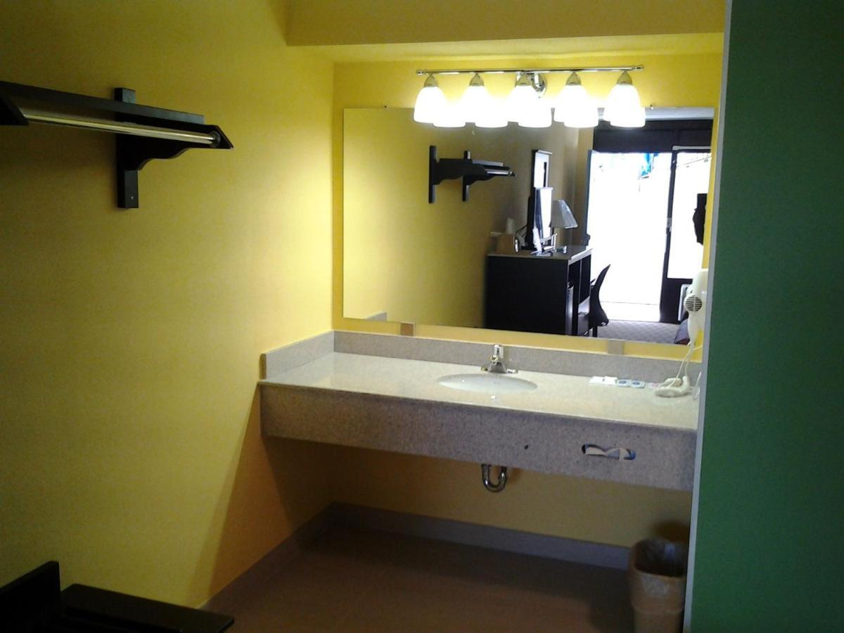 Elkton Lodge Room photo